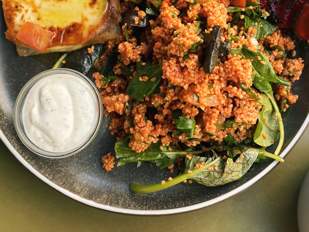 Boulgour à la tomate, aux aubergines et au yaourt citronné