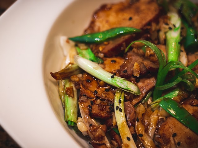 Porc sauté au gingembre, cébettes et aubergines